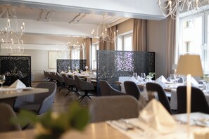 Breakfast, dinner served; Regional cuisine, al fresco dining  - Q Hotel Maria Theresia (Kitzbuhel)