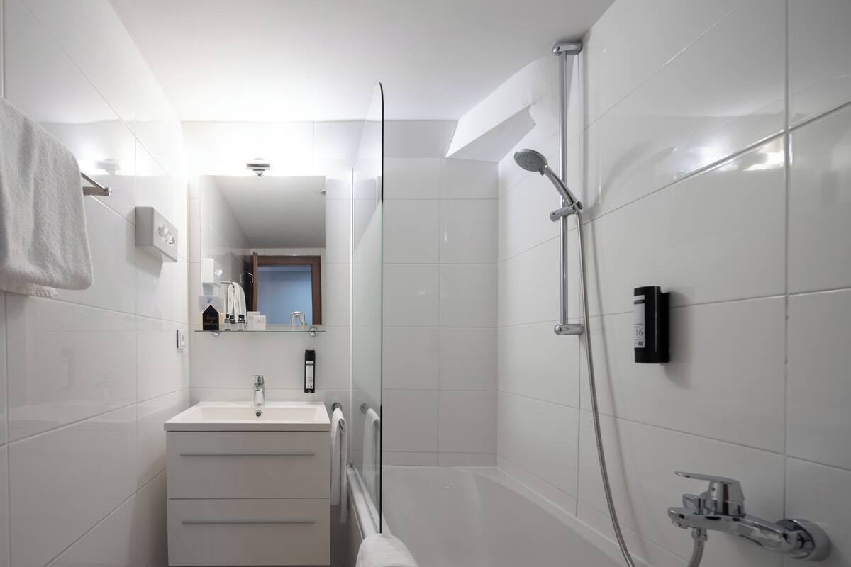 single room (xs) | bathroom | designer toiletries, hair dryer, bathrobes, towels