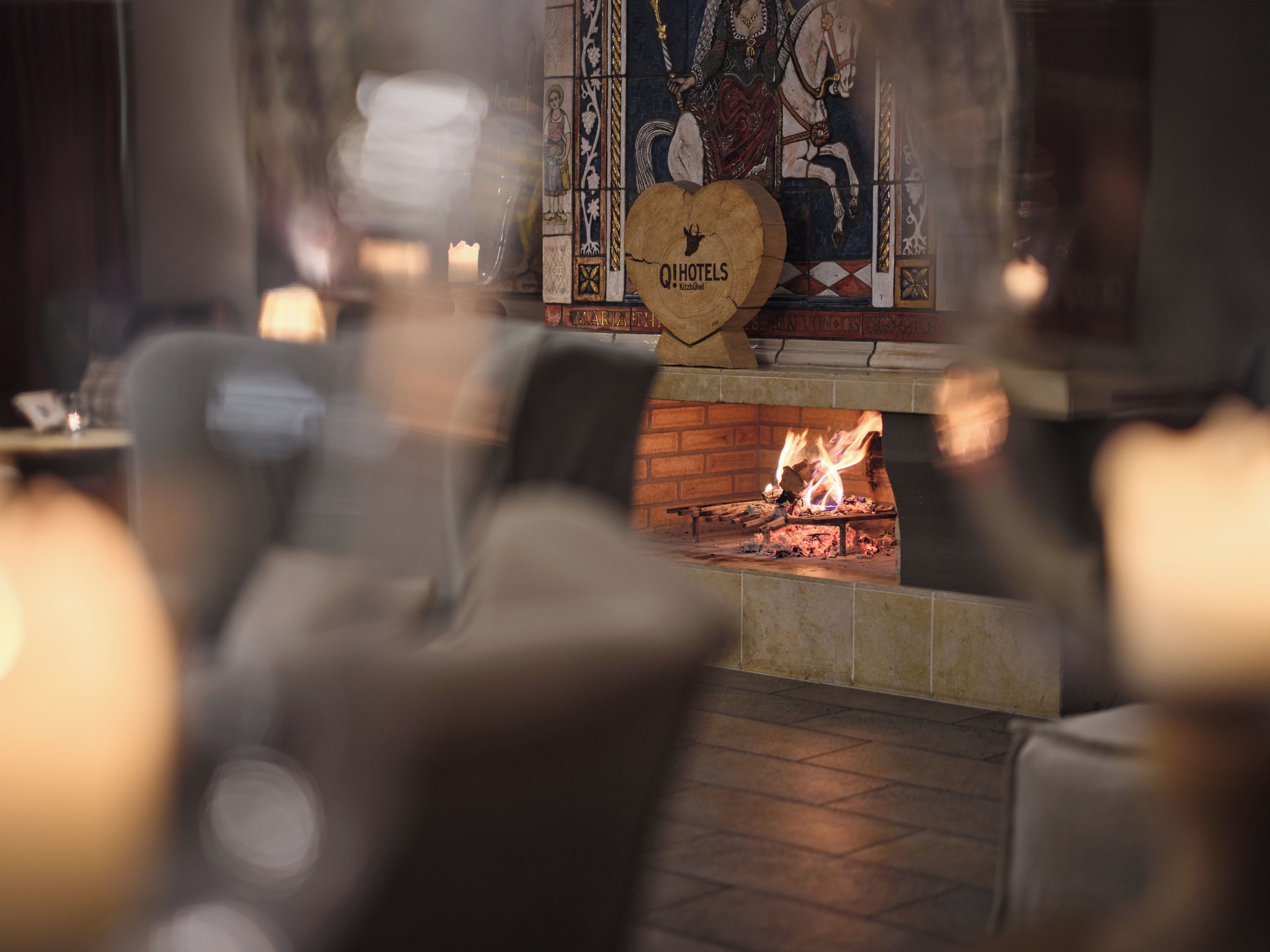 Un interior acogedor con chimenea, una decoración con forma de corazón y un ventanal de vitral.