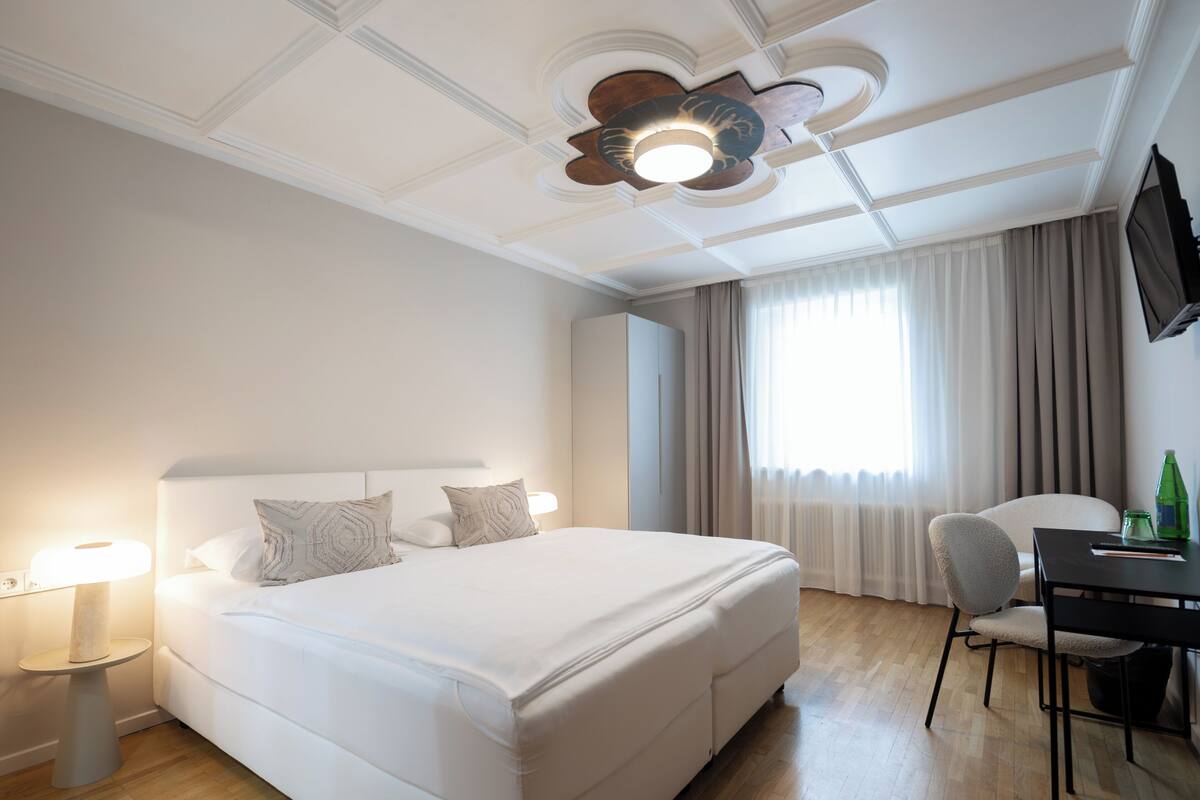 Hypo-allergenic bedding available, down comforters, desk, WiFi (free)