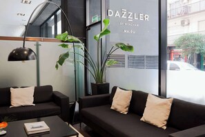 A modern interior with two black sofas, a black table, and a potted plant. - Dazzler by Wyndham Buenos Aires Maipu (Buenos Aires)