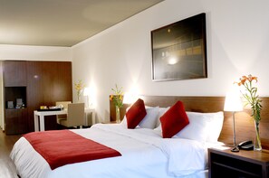 Habitación clásica, 1 cama de matrimonio | Zona de estar | Televisión LCD de 26 pulgadas con canales por cable, una televisión