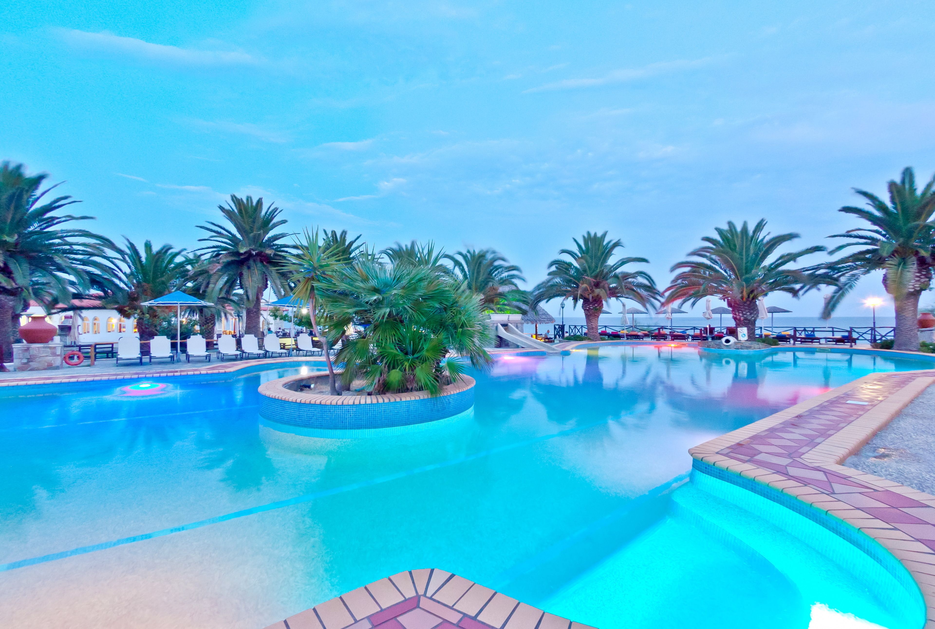 Außenpool, Sonnenschirme, Liegestühle