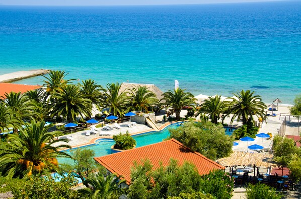 Outdoor pool, pool umbrellas, sun loungers