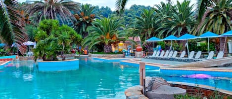 Piscine extérieure, parasols de plage, chaises longues