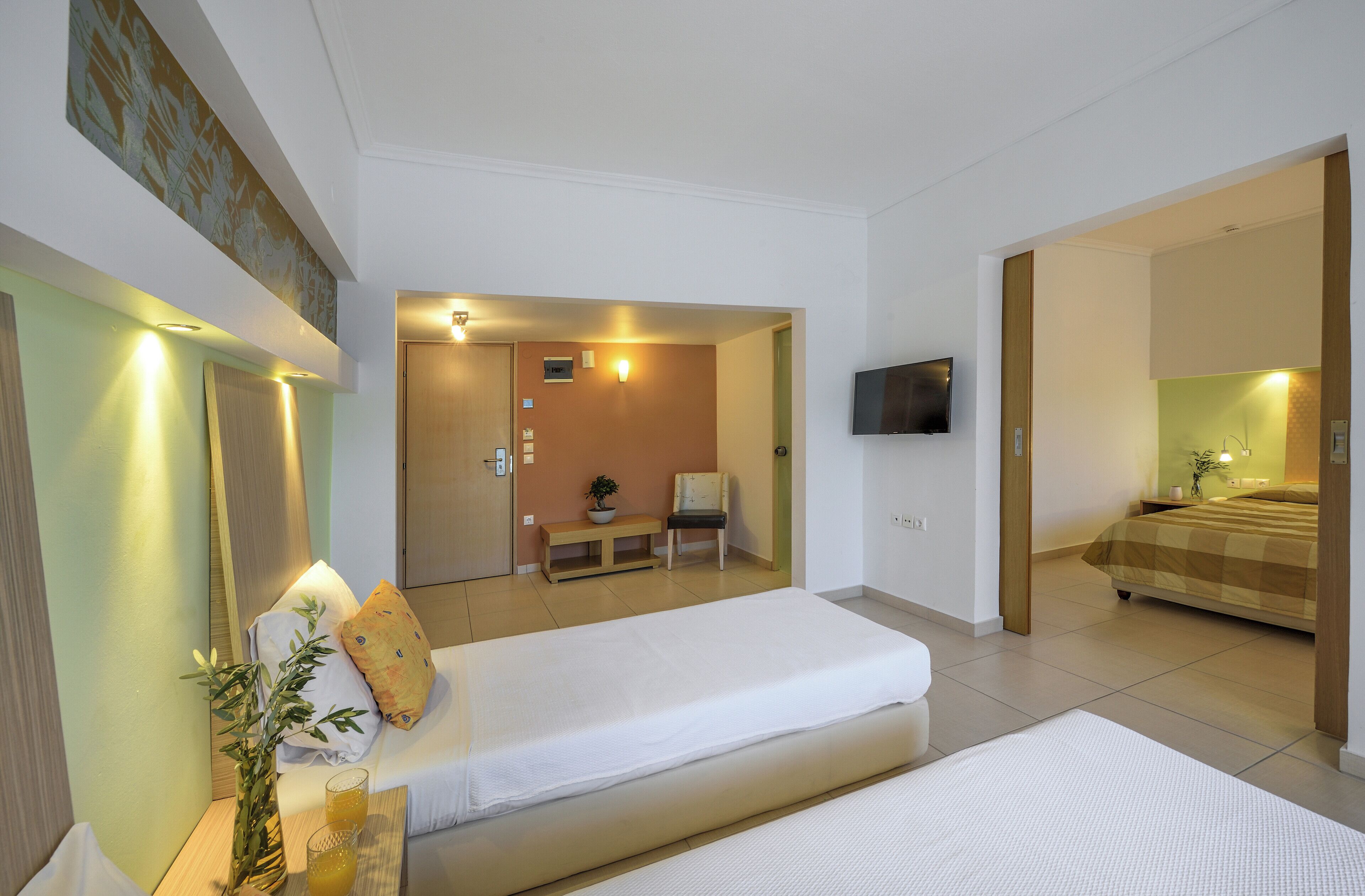 小型套房, 2 间卧室, 山景 | 客房内保险箱、隔音、免费 WiFi、床单