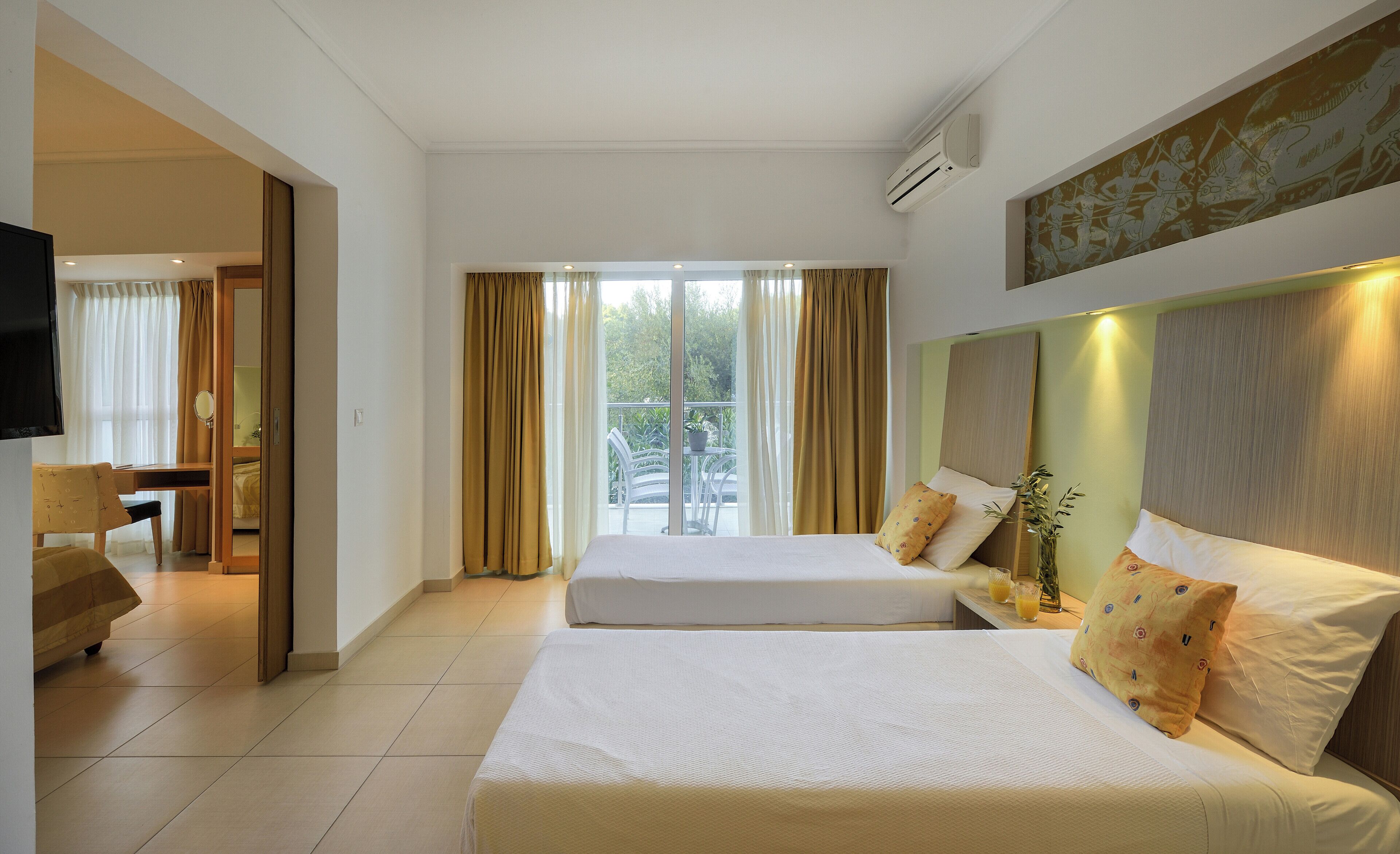 Junior suite, 2 slaapkamers, uitzicht op bergen | Een kluis op de kamer, geluiddichte muren, gratis wifi, beddengoed