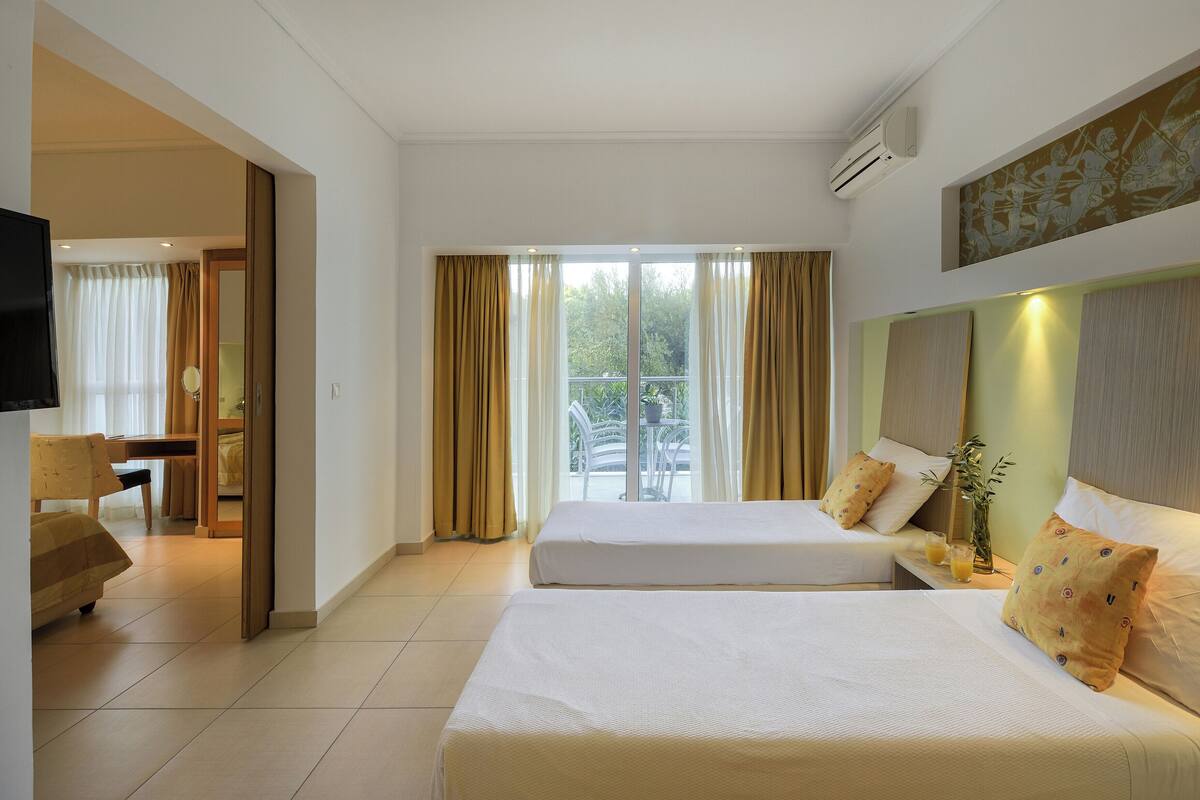 Junior suite, 2 slaapkamers, uitzicht op bergen | Een kluis op de kamer, geluiddichte muren, gratis wifi, beddengoed