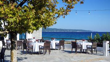 2 restaurants, breakfast, lunch, dinner served; Greek cuisine