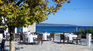 Här finns 2 restauranger som serverar frukost.