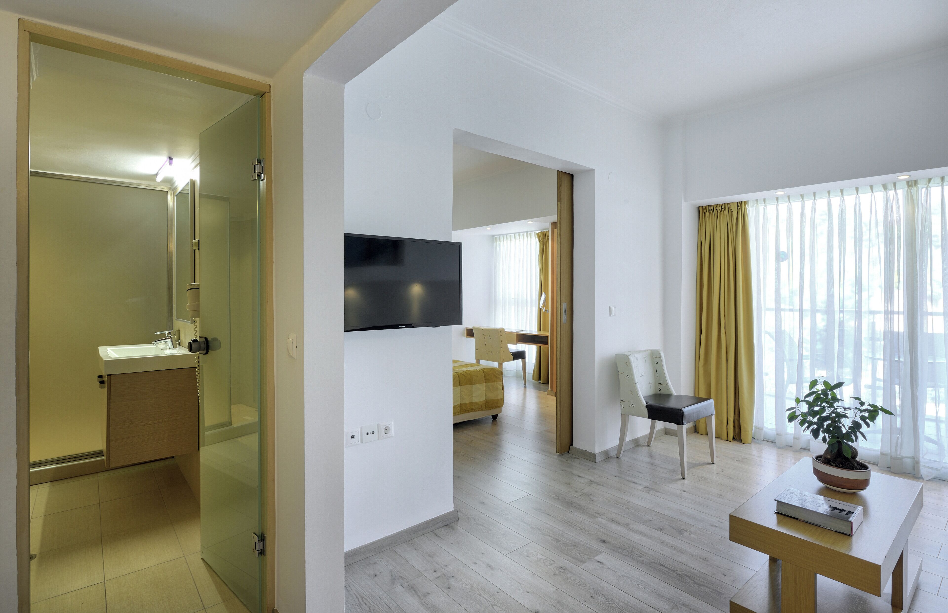 Junior suite, uitzicht op bergen | Een kluis op de kamer, geluiddichte muren, gratis wifi, beddengoed