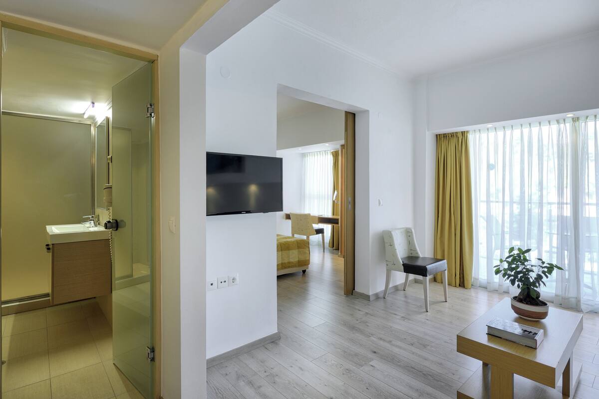 Junior suite, uitzicht op bergen | Een kluis op de kamer, geluiddichte muren, gratis wifi, beddengoed