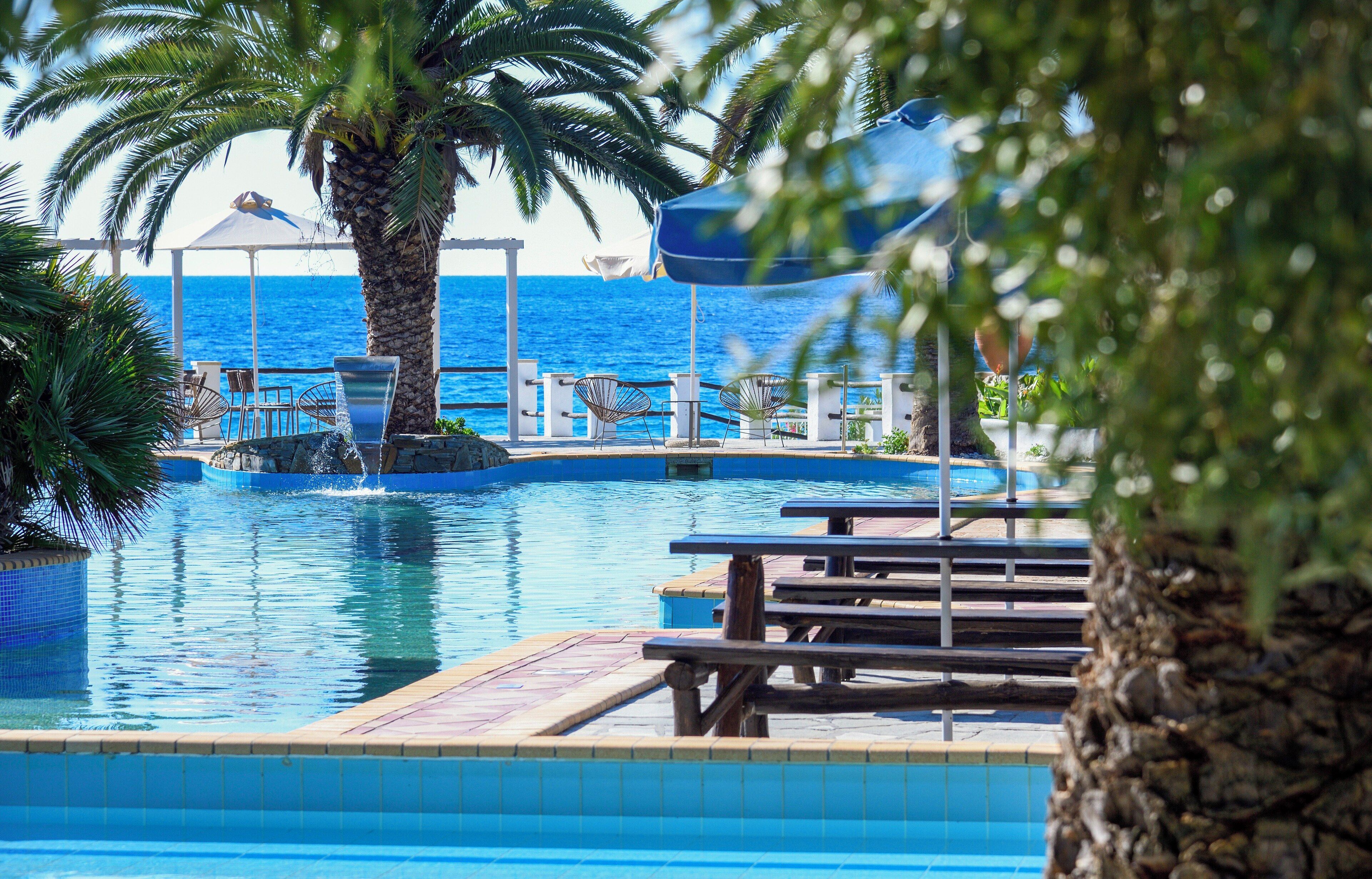 Outdoor pool, pool umbrellas, sun loungers