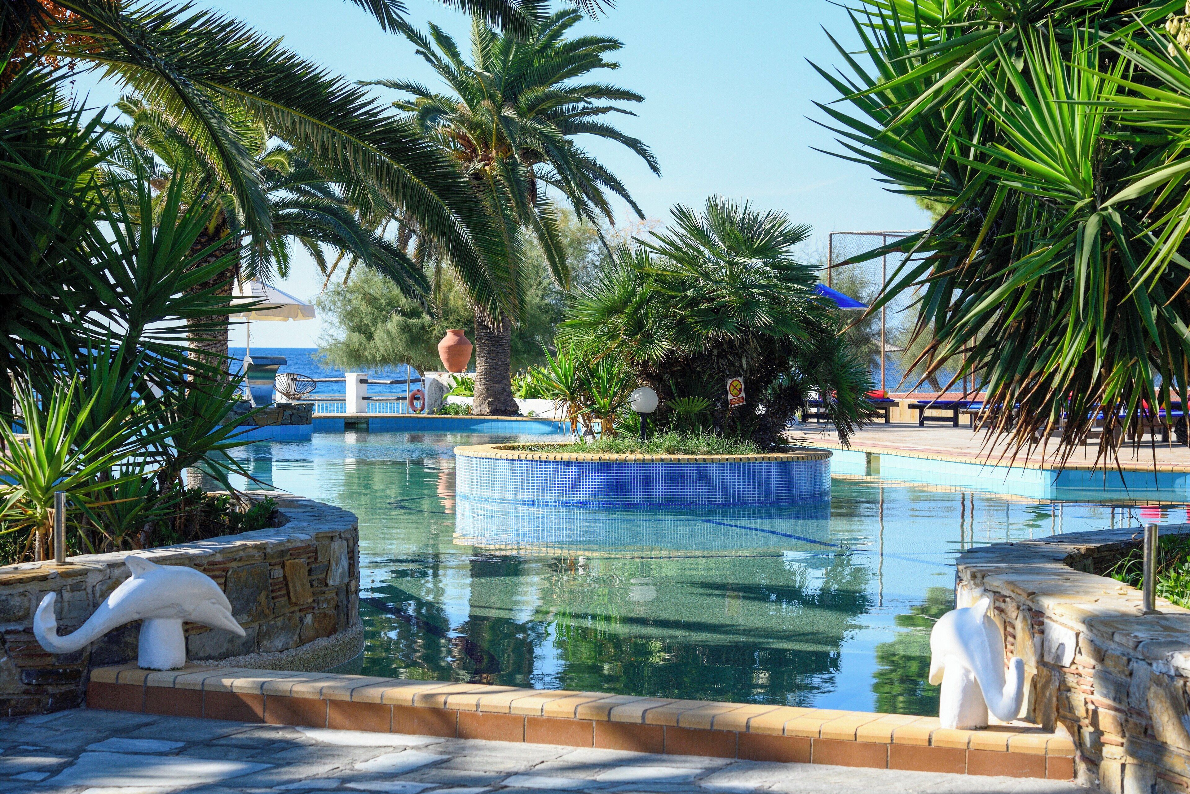 Piscina all'aperto, ombrelloni da piscina, lettini