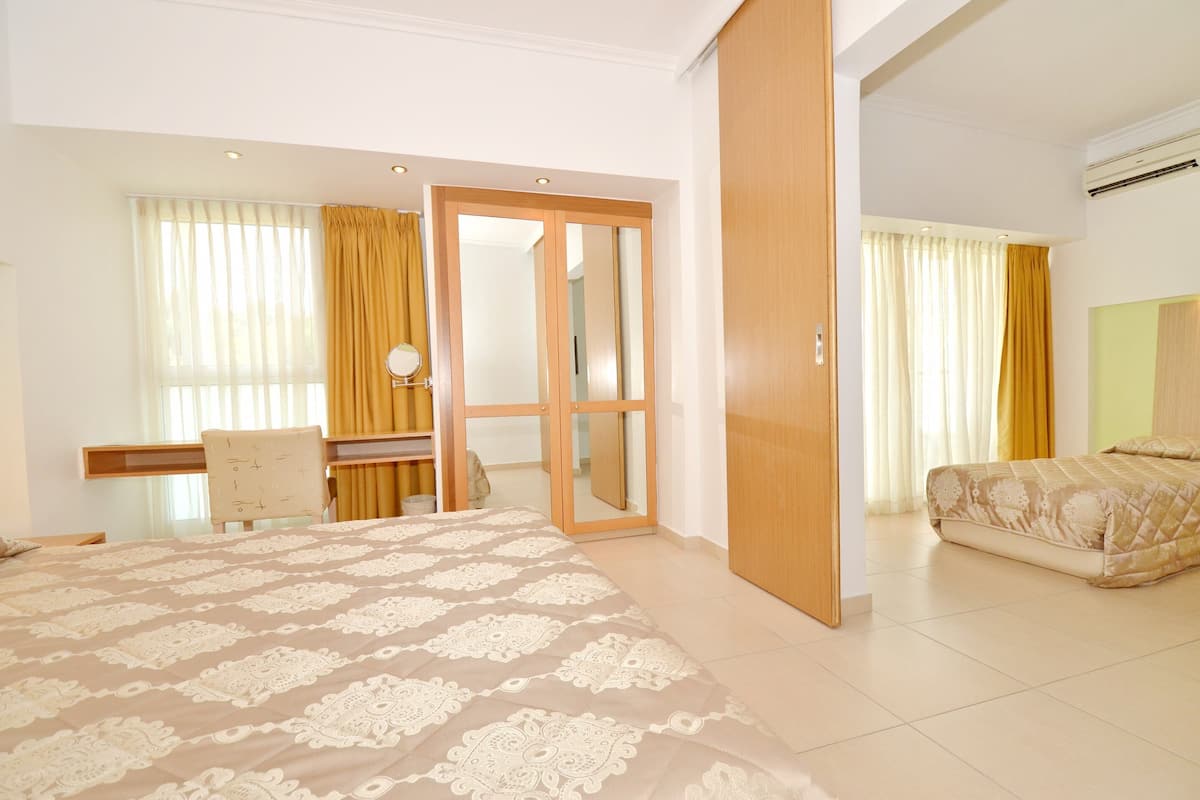 Junior Suite, 2 Bedrooms, Mountain View | 1 bedroom, in-room safe, soundproofing, free WiFi