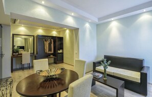 Suite, pemandangan laut | Area keluarga | TV, meja tenis meja, dan buku