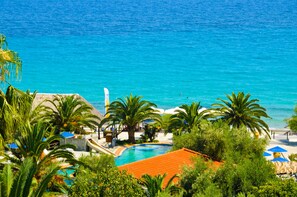 Outdoor pool, pool umbrellas, sun loungers