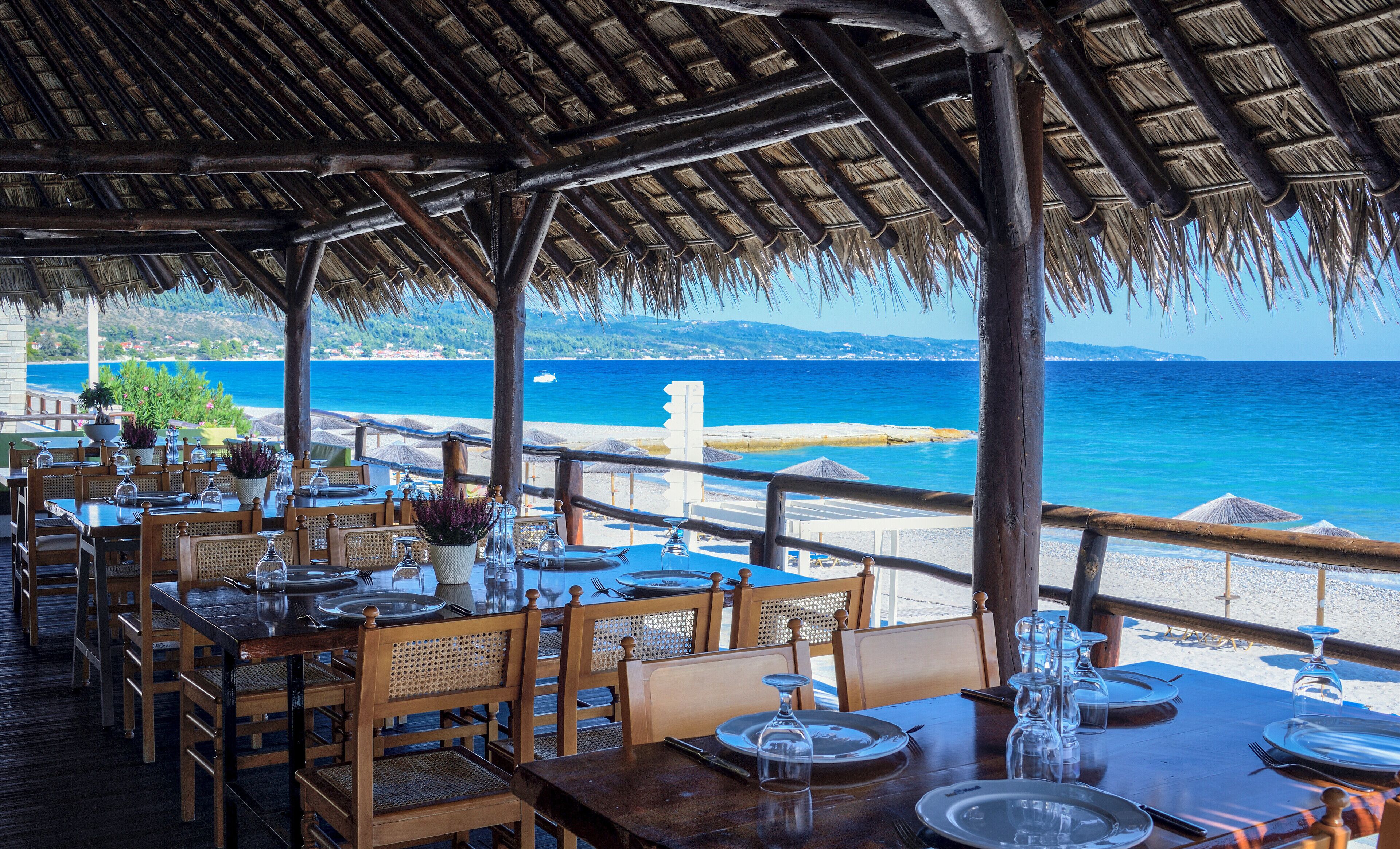 2 restaurants; breakfast, lunch, and dinner served