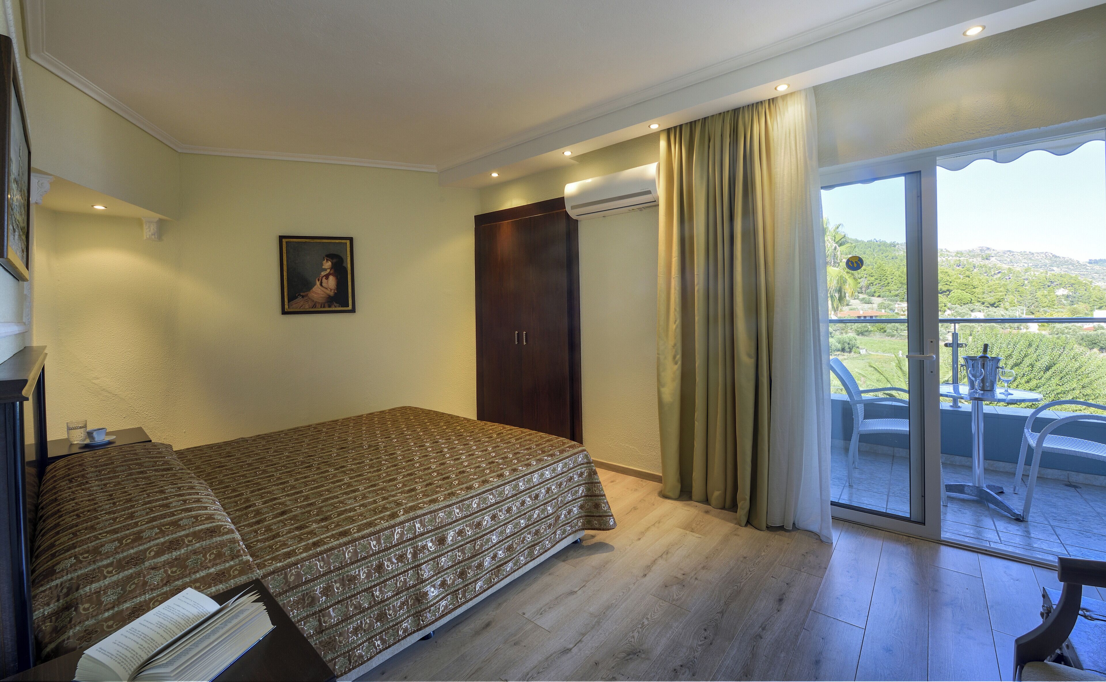 Suite, uitzicht op zee | Een kluis op de kamer, geluiddichte muren, gratis wifi, beddengoed