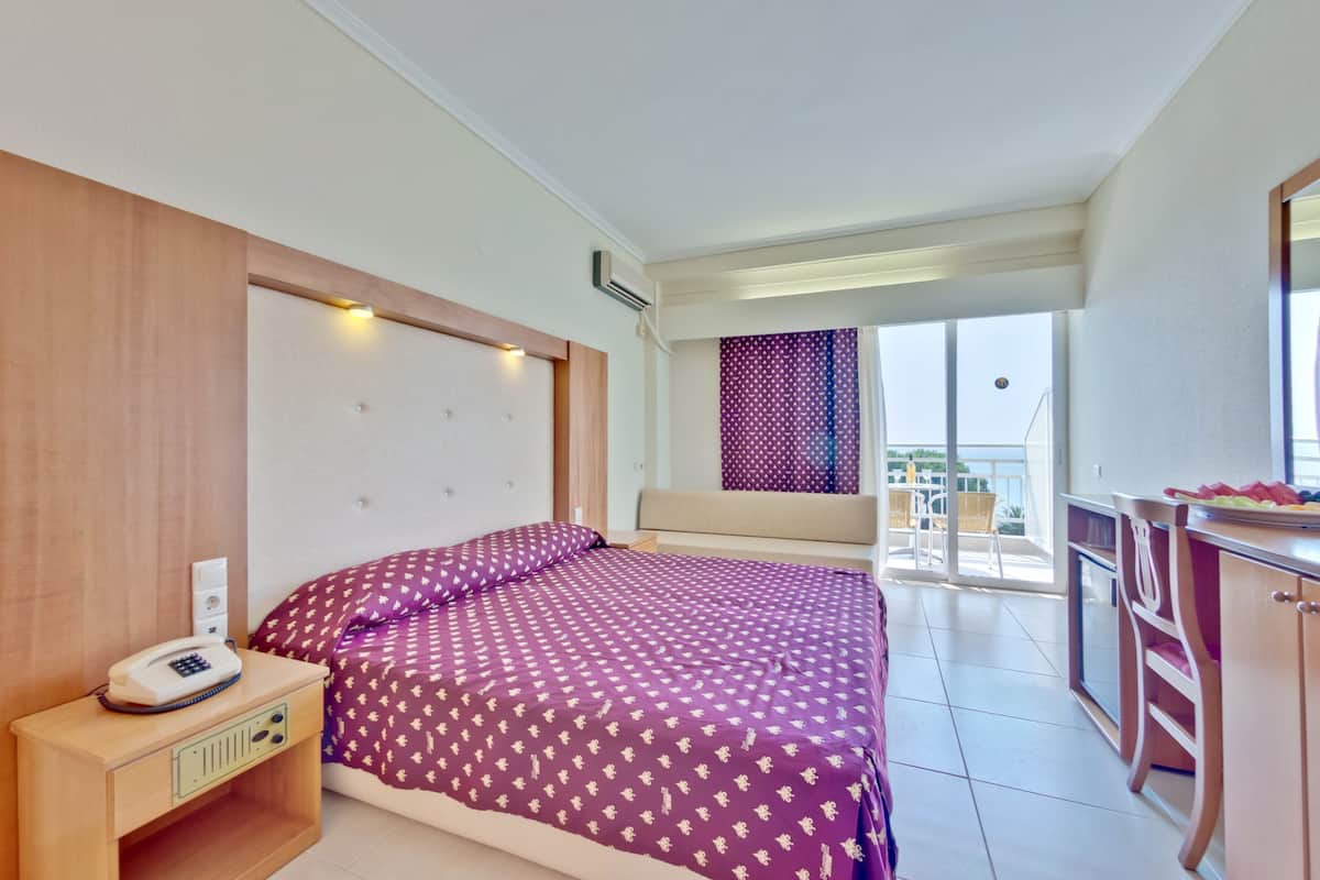 Standard Double or Twin Room, Sea View | 1 bedroom, in-room safe, soundproofing, free WiFi