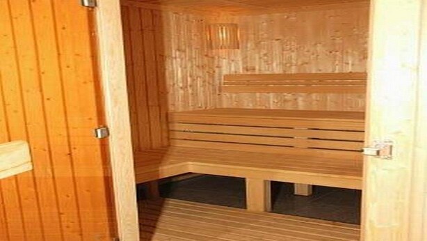 A wooden sauna with benches and a bench seat. - Car Hotel (Smederevo)