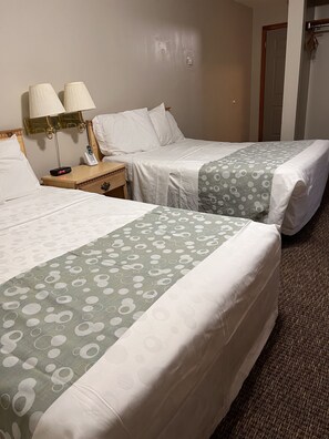 Basic Single Room, 2 Double Beds | Desk, blackout curtains, iron/ironing board, Internet - Oswego Inn (Oswego)