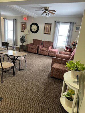 Lobby sitting area - Oswego Inn (Oswego)