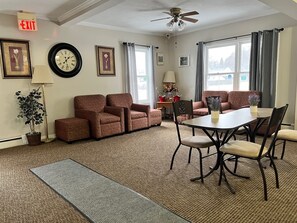 Lobby sitting area - Oswego Inn (Oswego)