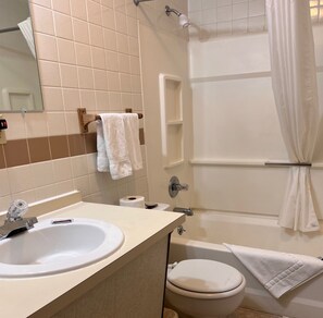 Een bad/douchecombinatie, gratis toiletartikelen, een haardroger