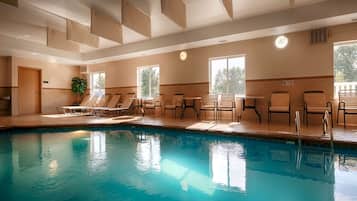 Inomhuspool med öppettider 08.00 till 22.00, och solstolar