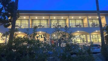 Un hotel de varios pisos con balcones y ventanas amplias.