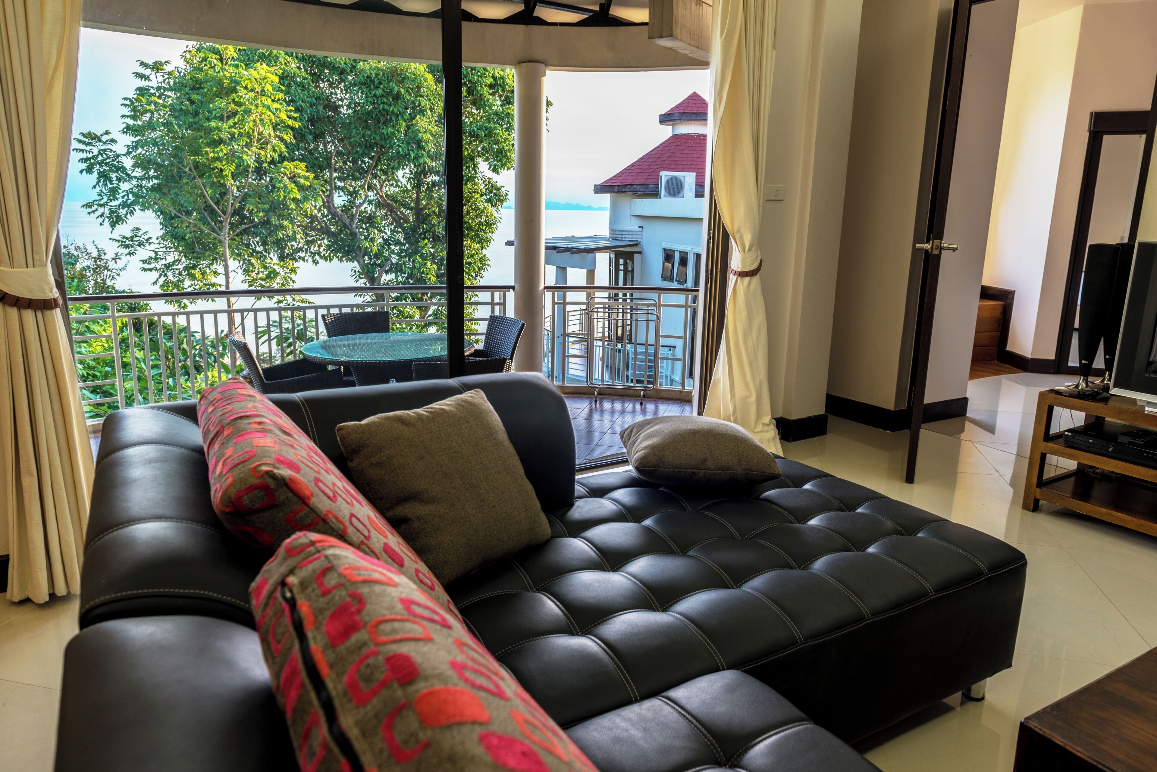 family apartment, 3 bedrooms, connecting rooms, sea facing | living room | 40-inch tv with digital channels