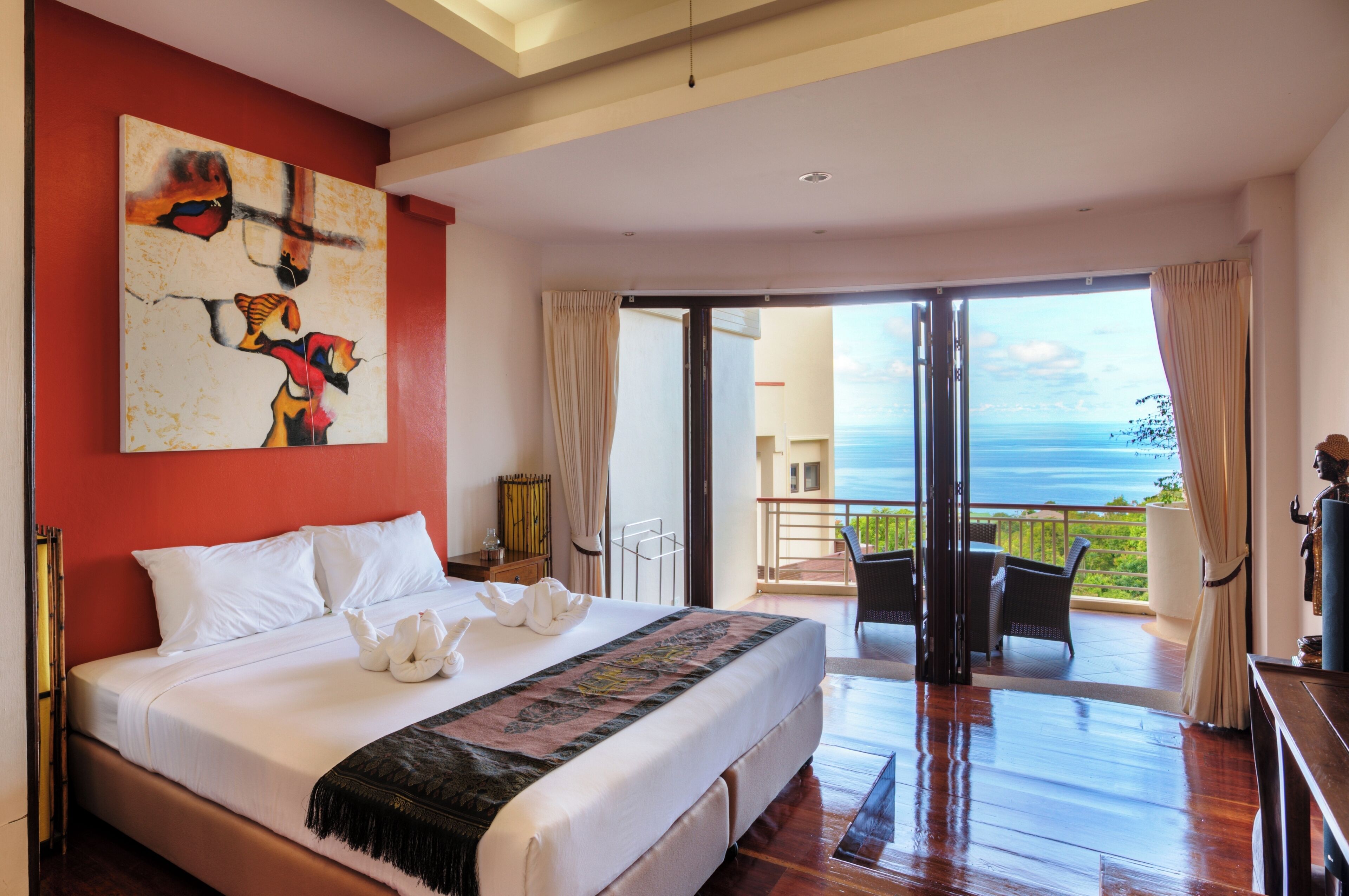 Premium bedding, minibar, in-room safe, desk