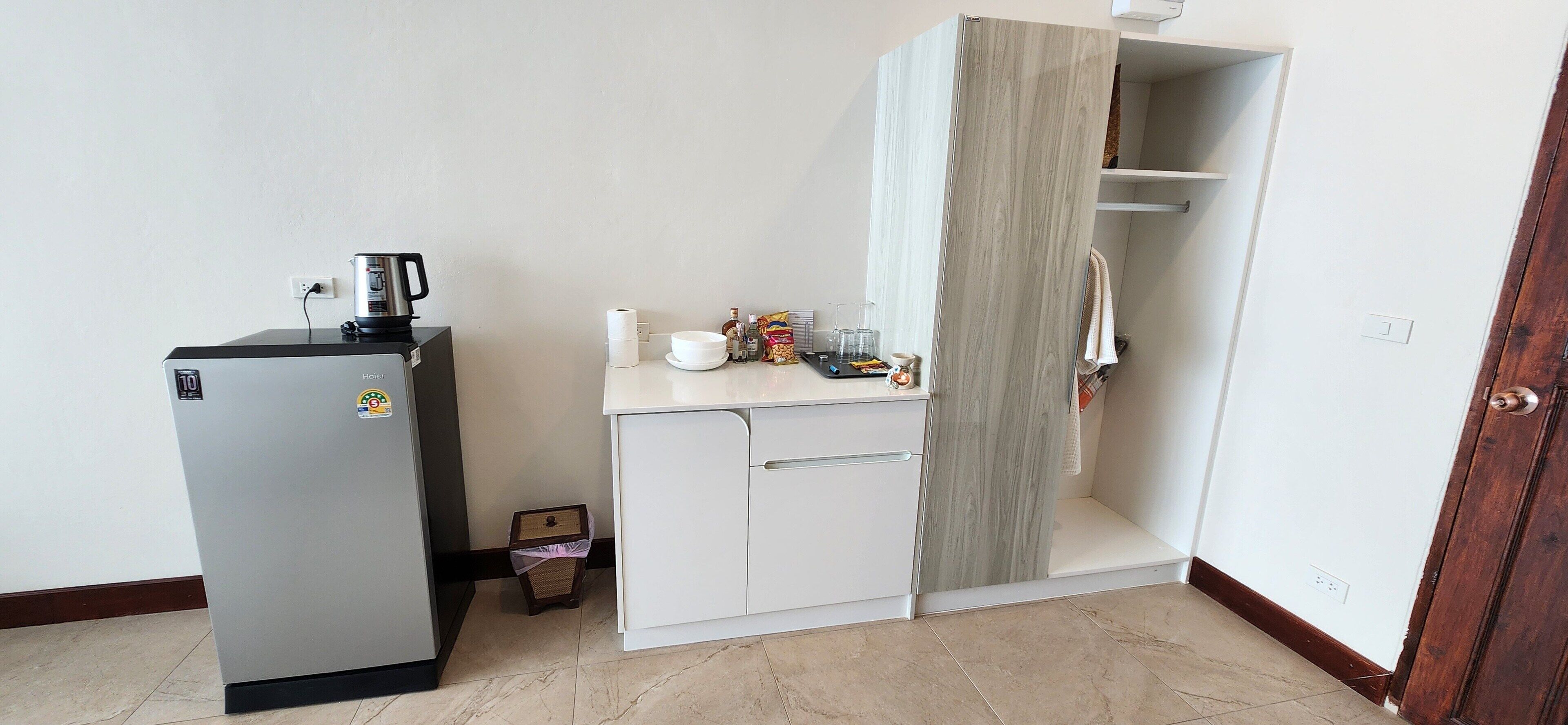 deluxe with sea view balcony | wardrobe