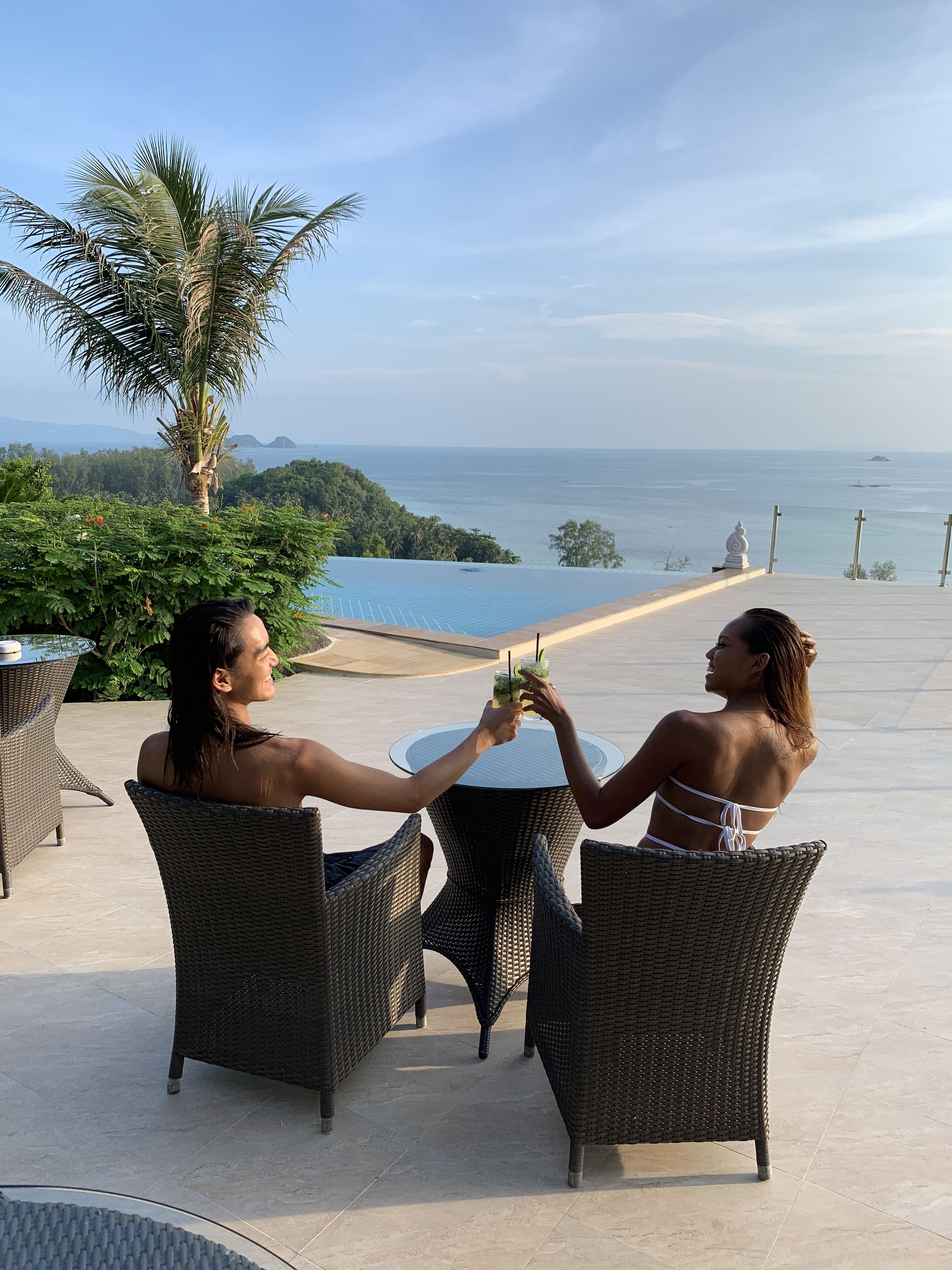 Se sirven desayunos, almuerzos y cenas; con vista a la piscina