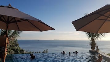 Außenpool, Cabañas (kostenlos), Sonnenschirme