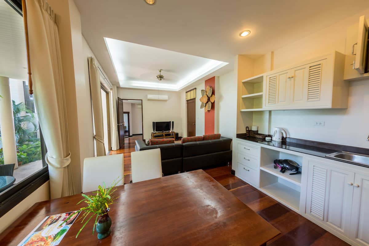 Family Apartment, 3 Bedrooms, Connecting Rooms, Sea Facing | Cucina privata | Frigorifero, macchina per tè/caffè, bollitore elettrico