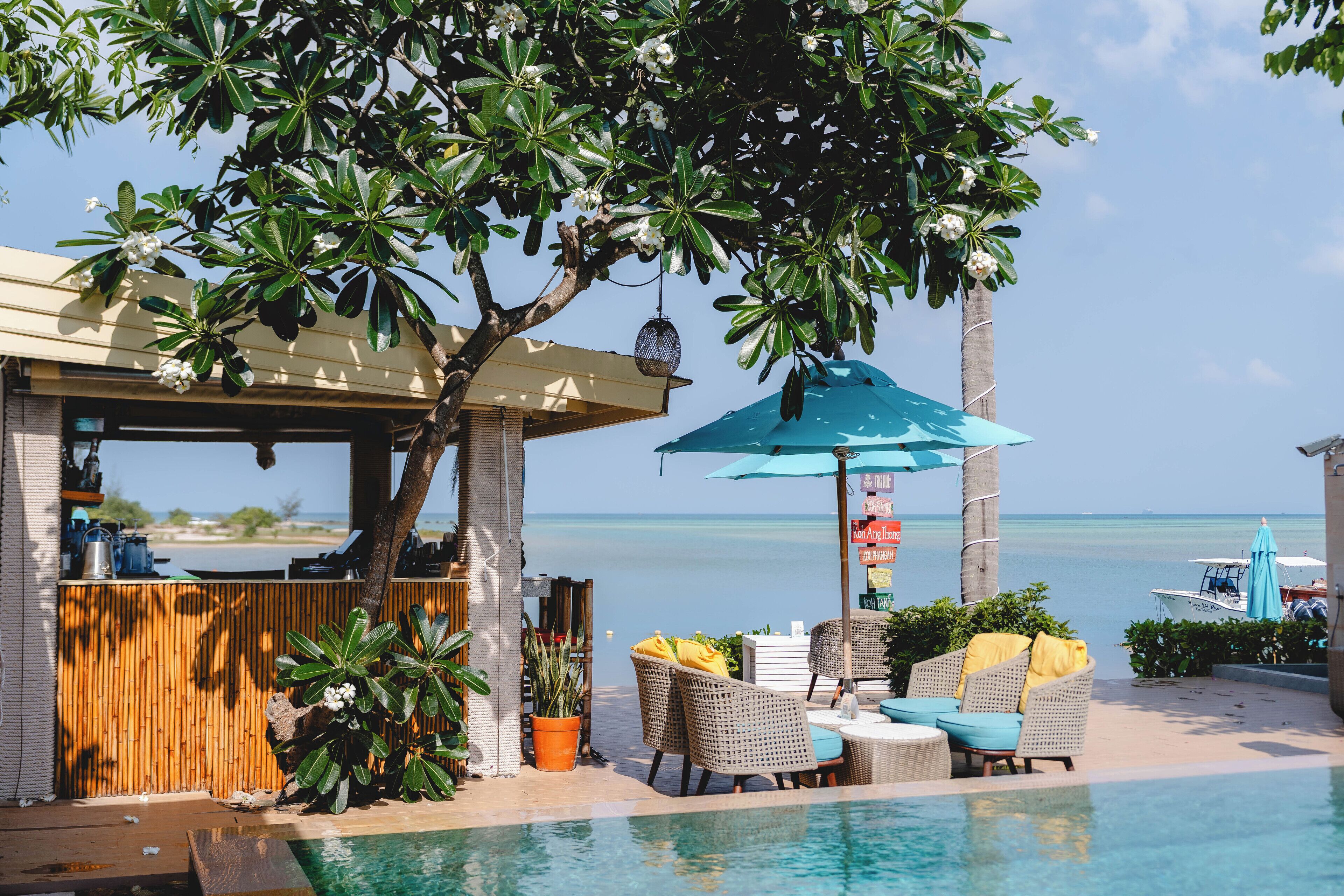 2 outdoor pools, free cabanas, pool umbrellas