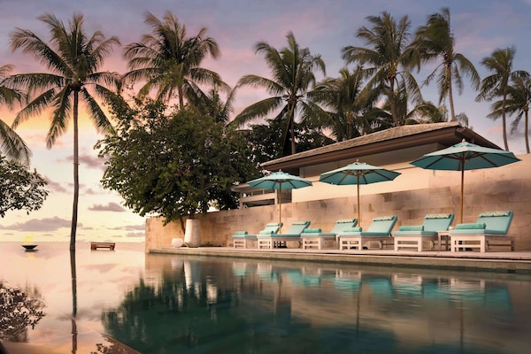 2 outdoor pools, free pool cabanas, pool umbrellas