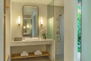 AVANI Beachfront Pool Villa | Bathroom | Shower, rainfall showerhead, free toiletries, hair dryer