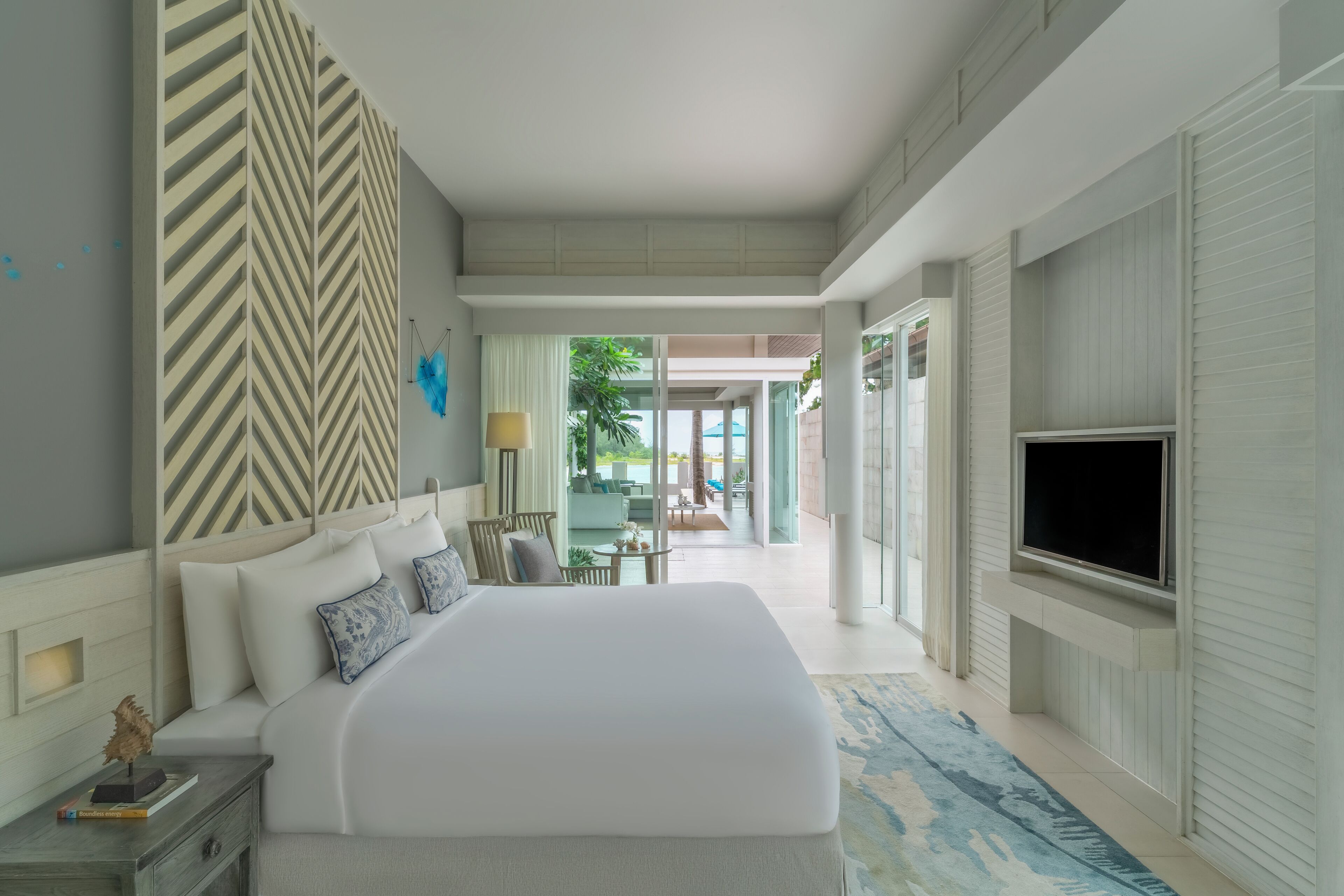 Habitación de hotel con una cama grande, un televisor de pantalla plana y vistas al exterior.