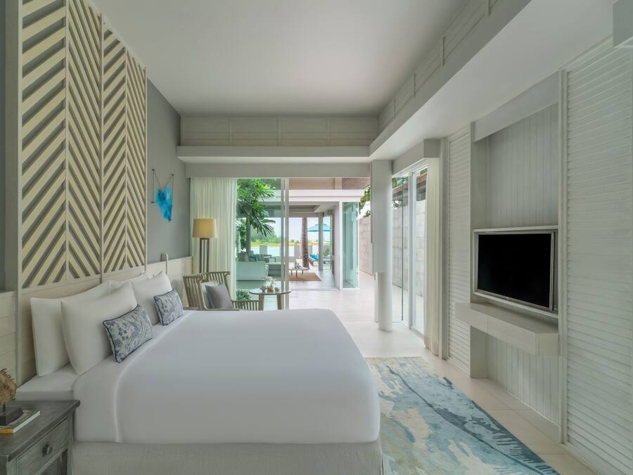 Habitación de hotel con una cama grande, un televisor de pantalla plana y vistas al exterior.