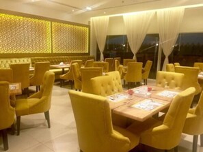 每日供應吃到飽早餐 (每人 AED20)