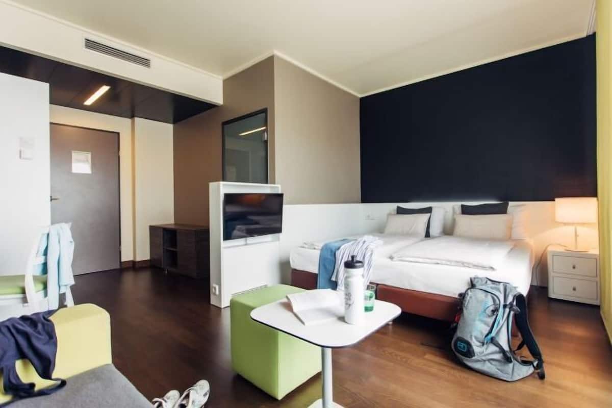 Hypo-allergenic bedding, in-room safe, desk, blackout drapes