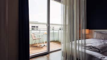 ملاءات للفراش لا تسبب الحساسية وخزنة داخل الغرفة ومكتب وستائر تعتيم