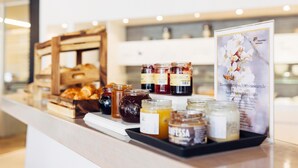 A breakfast bar with various jams and pastries. - harry’s home Linz-Urfahr hotel & apartments (Linz)