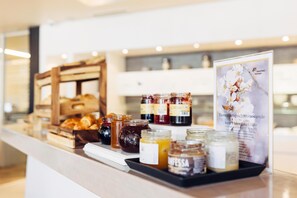 Desayuno buffet diario (EUR 18 por persona)