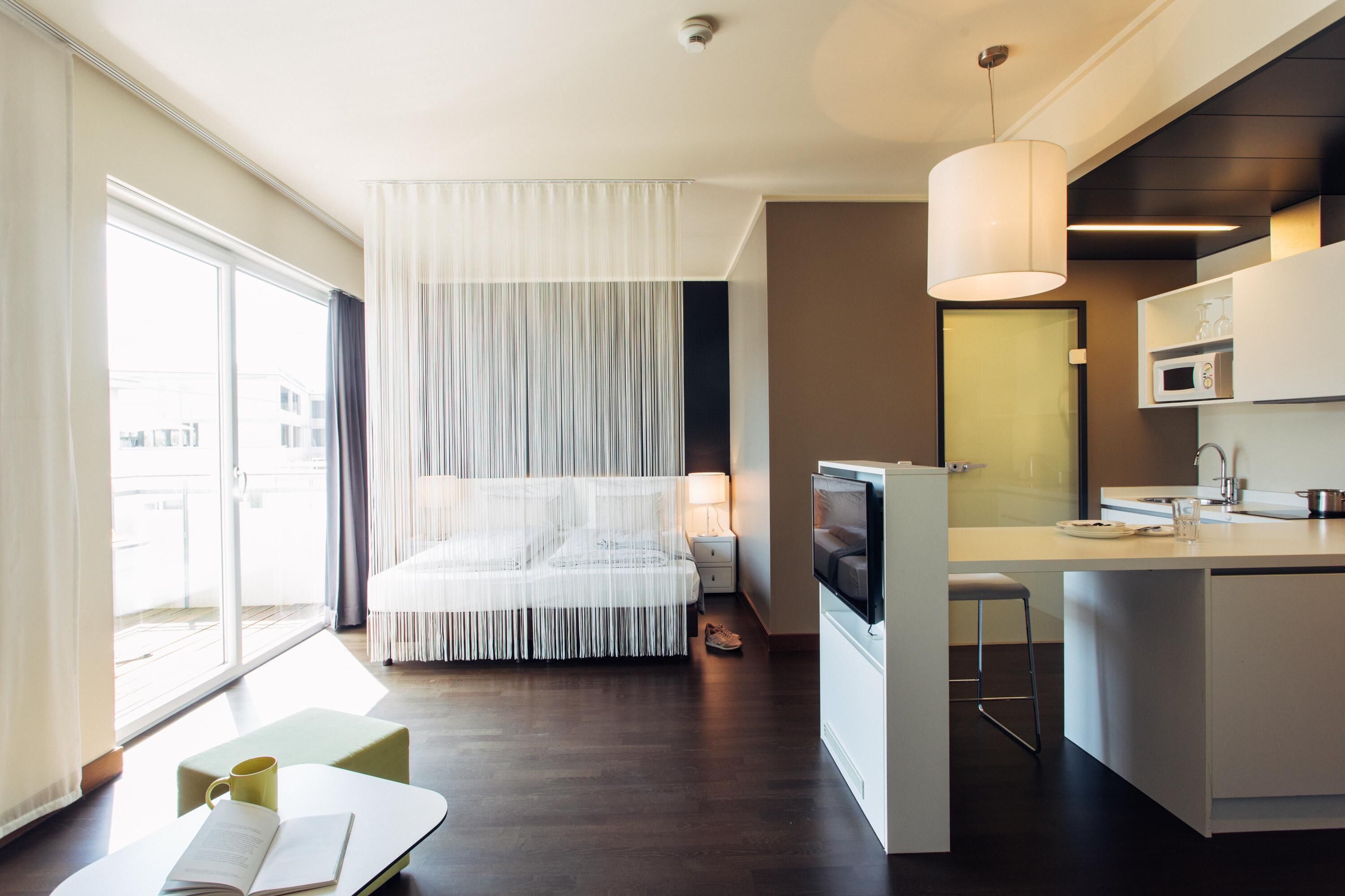 ملاءات للفراش لا تسبب الحساسية وخزنة داخل الغرفة ومكتب وستائر تعتيم