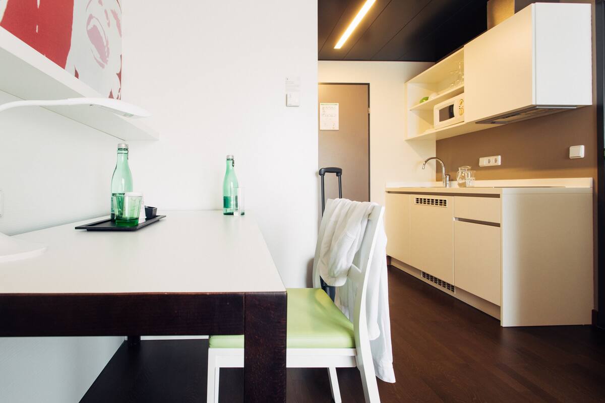 Business Studio, 1 Queen Bed | Private kitchen | Electric kettle