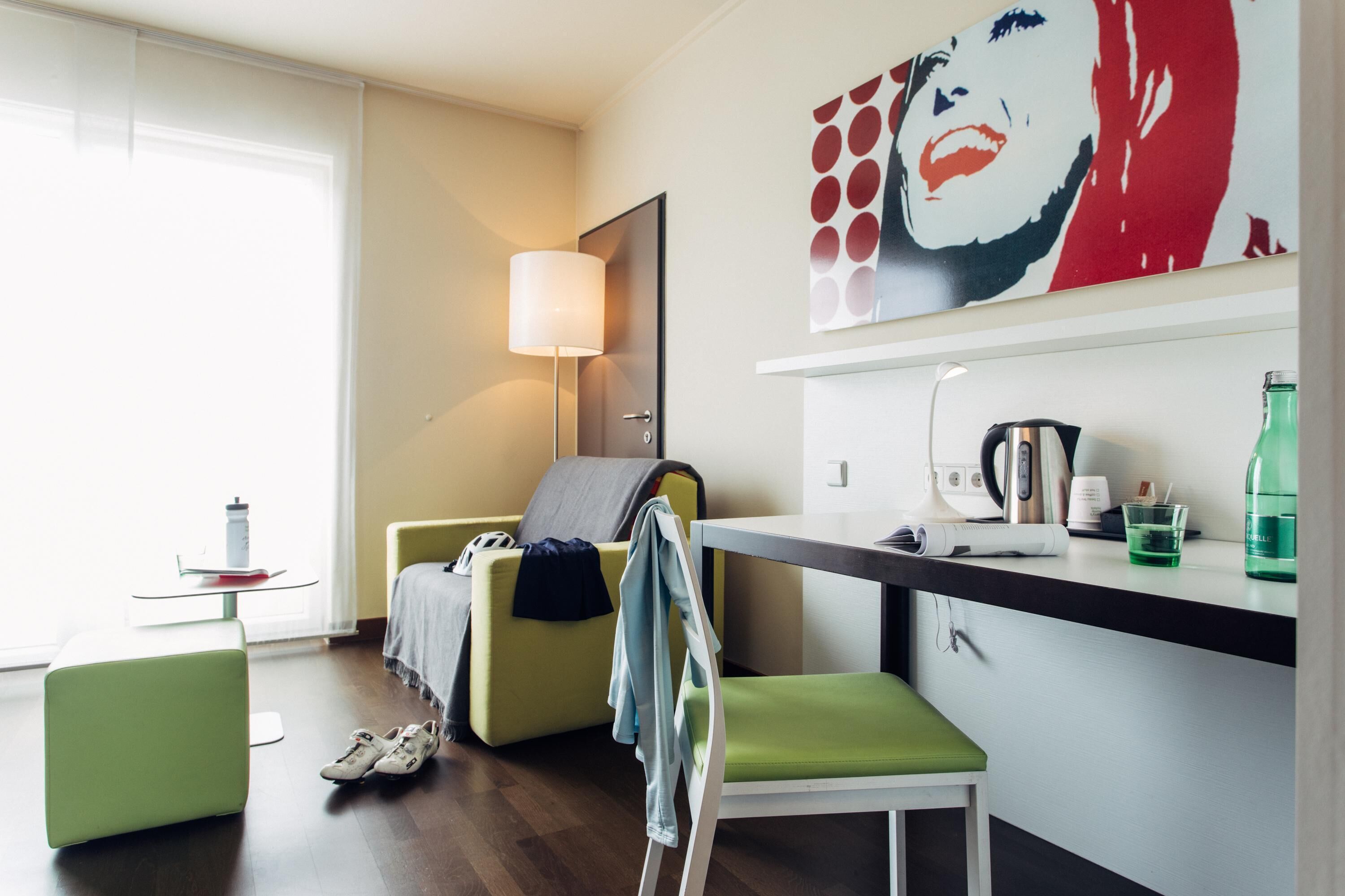 Literie hypoallergénique, coffre-fort, bureau, rideaux d’obscurcissement